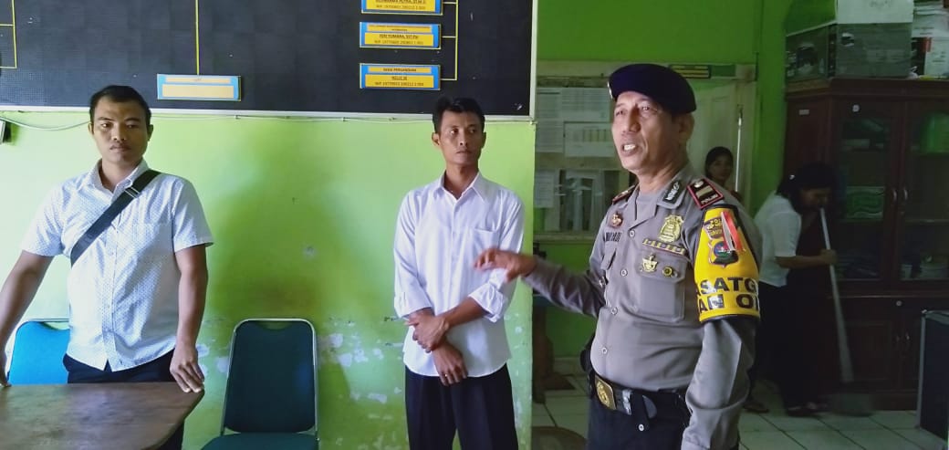 Kasat Bimas Polres Mentawai Iptu Mulyadi menyambngi salah satu Kantor SKPD di Mentawai menyampaikan pesan Kamtibmas 